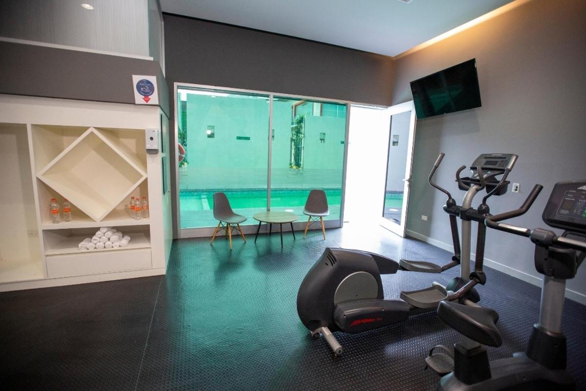 Metria Hotel レオン エクステリア 写真 The squash court at the hotel