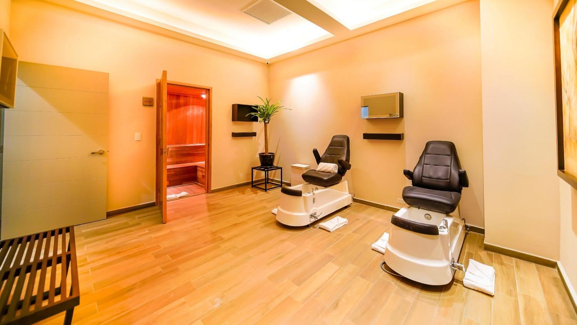 Metria Hotel レオン エクステリア 写真 A nail salon