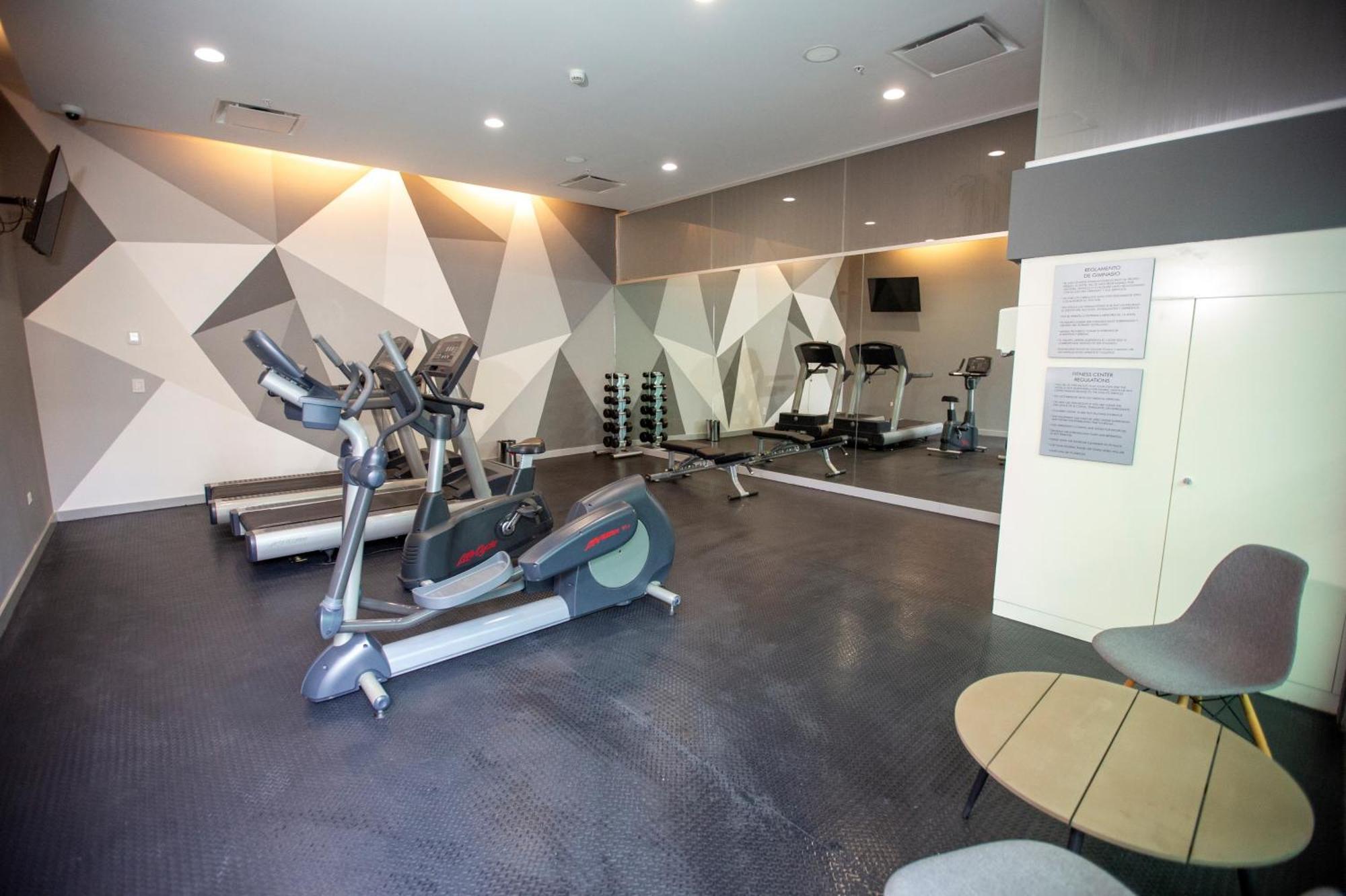 Metria Hotel レオン エクステリア 写真 The gym at the hotel