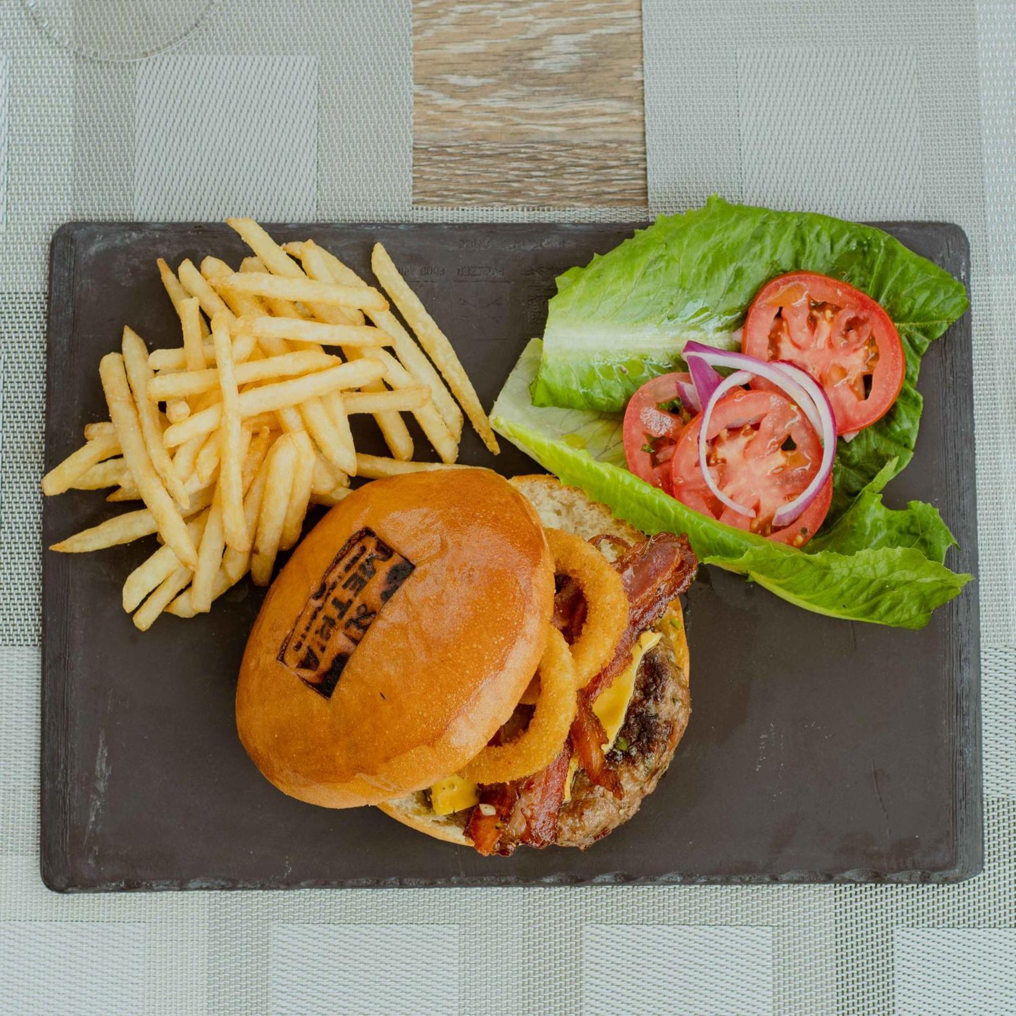 Metria Hotel レオン エクステリア 写真 A cheeseburger with fries