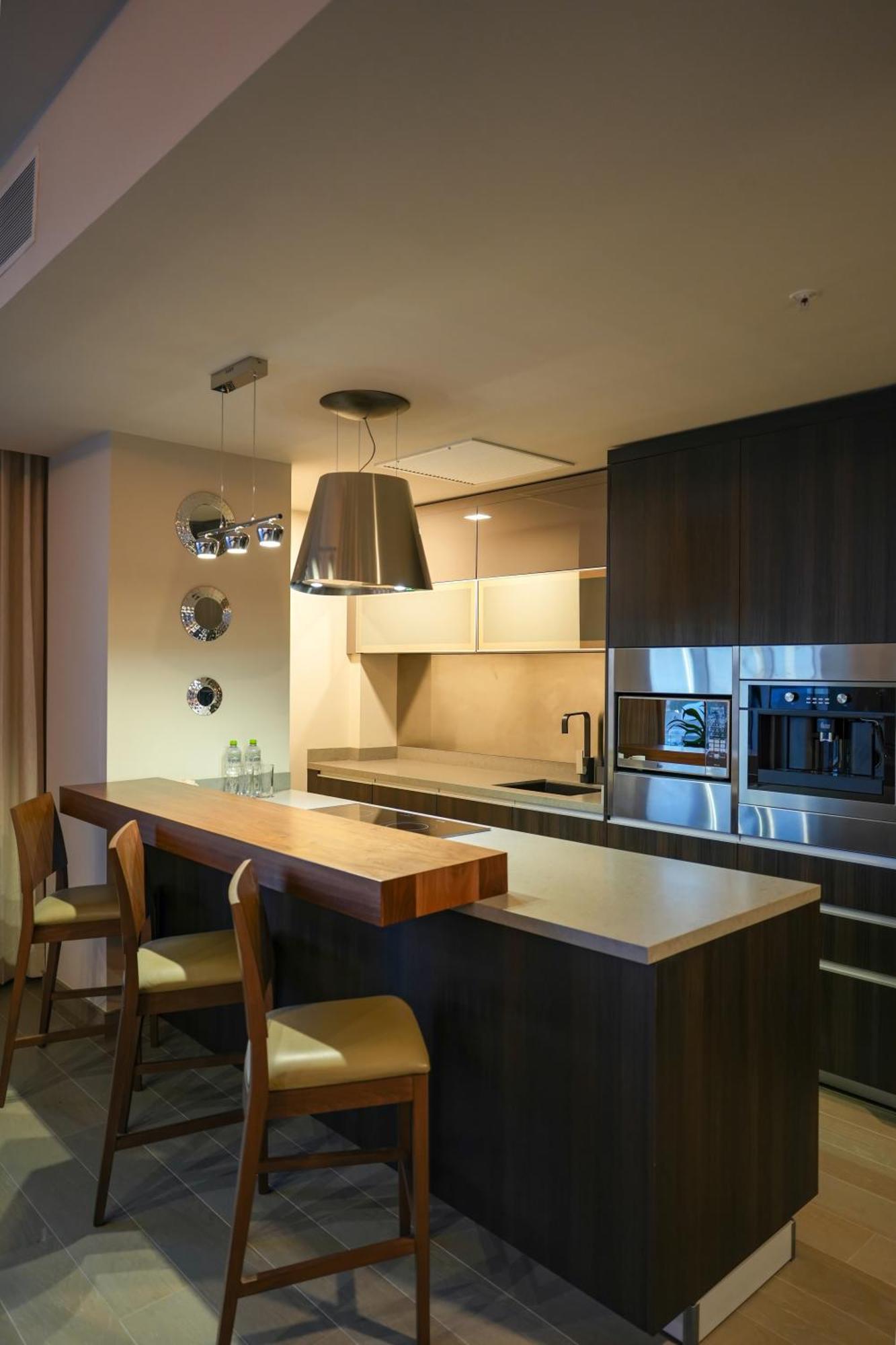 Metria Hotel レオン エクステリア 写真 A modern kitchen