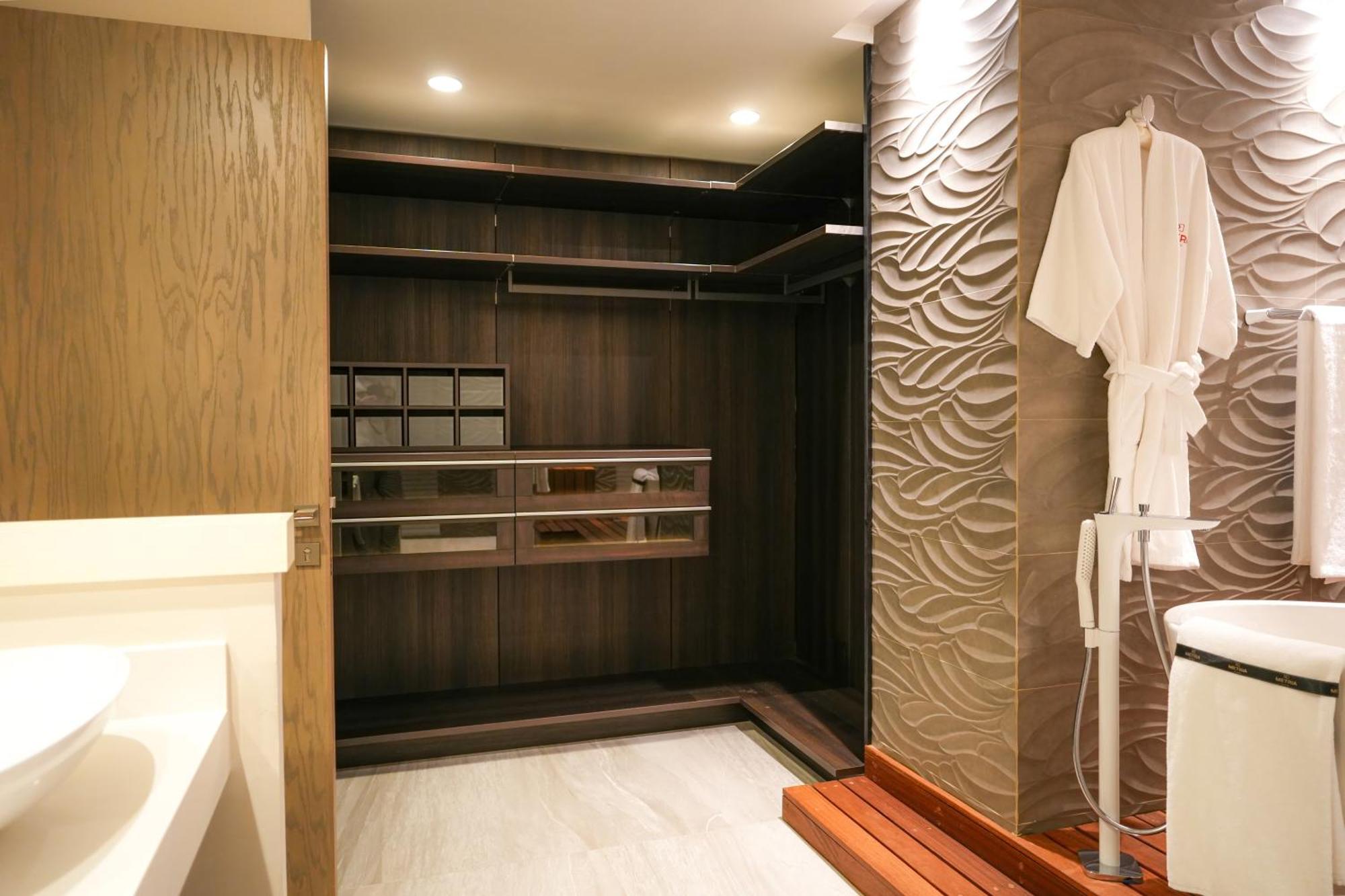Metria Hotel レオン エクステリア 写真 A shower enclosure