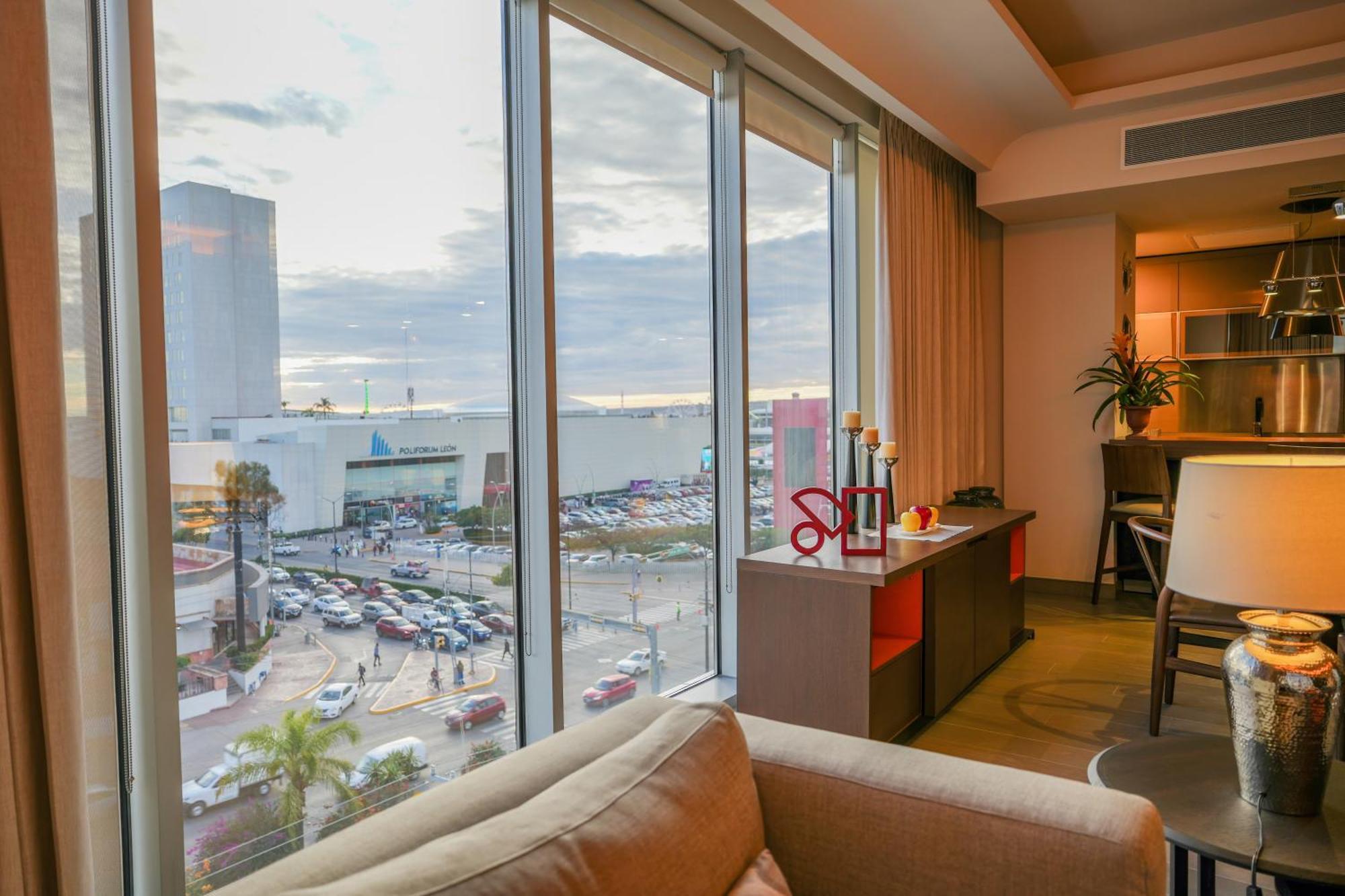 Metria Hotel レオン エクステリア 写真 A view from a suite at the JW Marriott Phoenix.